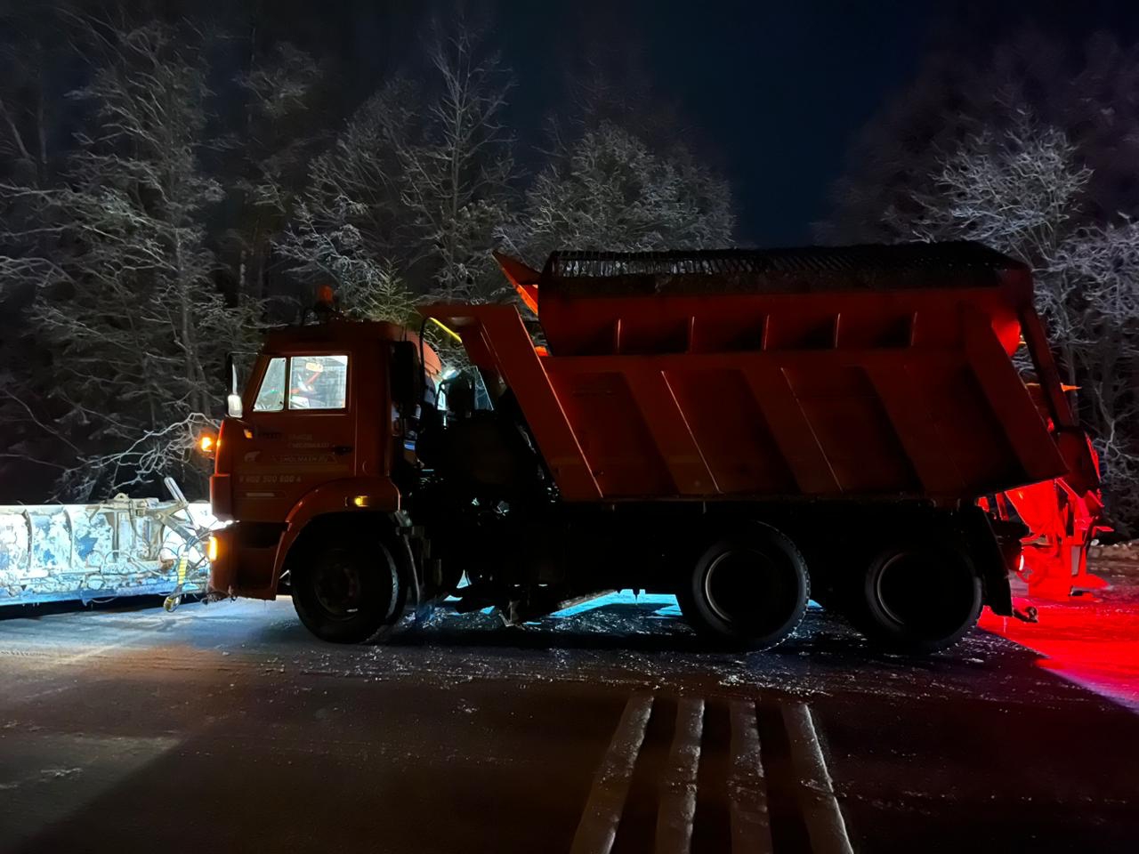 Пожилой мужчина погиб под колёсами снегоуборочной машины в Кадуйском районе